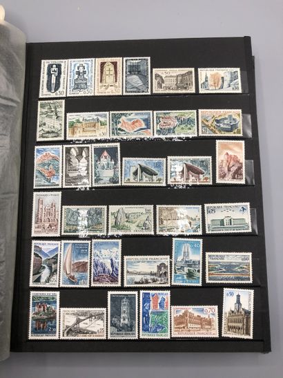 Un classeur et un lot de timbres divers,...
