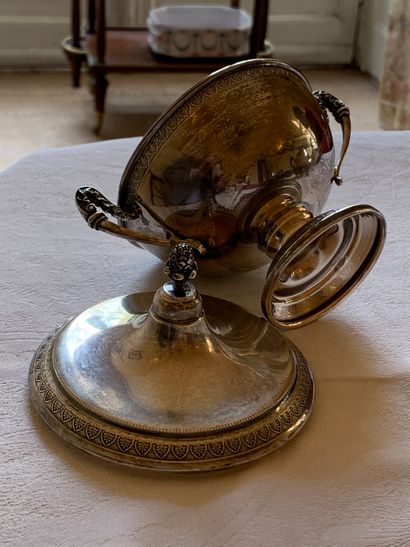 Petit sucrier couvert en argent à décor de...