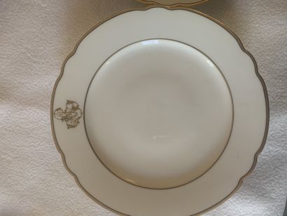 Partie de service à dessert en porcelaine...