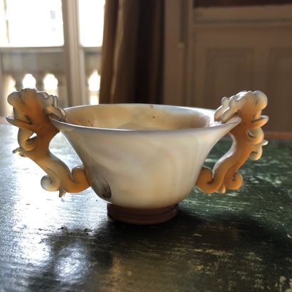 Coupelle en agate fumée évidée et évasée,...