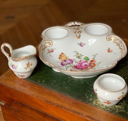 Nécessaire de forme coquille en porcelaine...