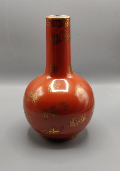 Vase balustre en porcelaine de Chine à couverte...