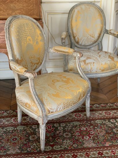 Deux fauteuils médaillon en hêtre mouluré...