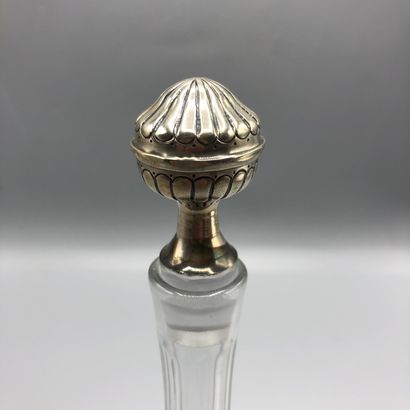 Carafon en verre soufflé taillé à décor de...