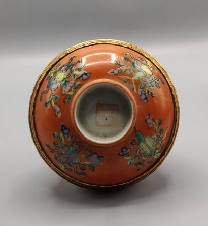 Petit brûle-parfum en porcelaine de Chine...