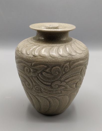 Vase ovoïde en porcelaine de Chine à couverte...