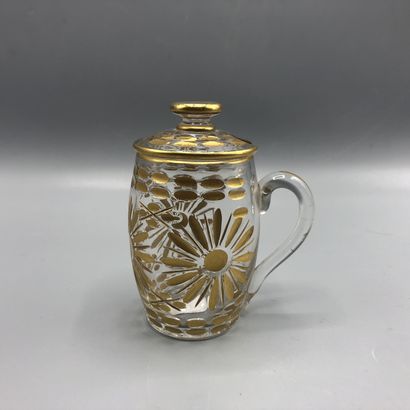 Moutardier en verre ciselé et doré à motifs...