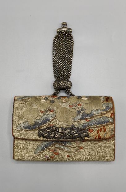 Minaudière en soie brodée à décor de singes...