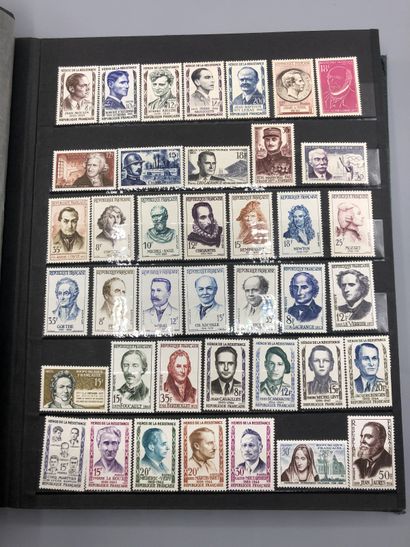 Un classeur et un lot de timbres divers,...