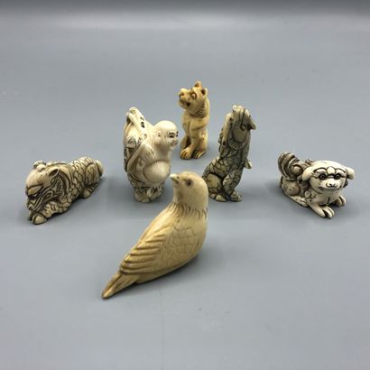 6 netsukés en ivoire sculpté et traces de...