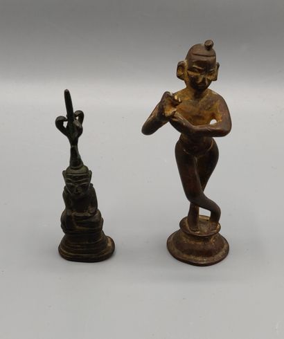 Deux statuettes asiatiques en bronze, l'une...