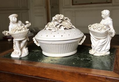 Deux statuettes en faïence crème à décor...