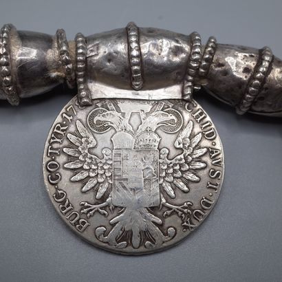 Collier d'apparat orné d'un médaillon central...