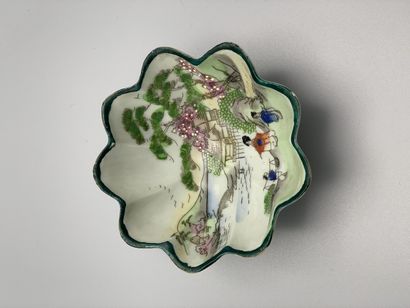 Petite coupelle en porcelaine de Chine tripode...