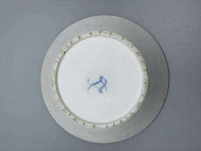 Sous tasse en porcelaine à décor peint polychrome...