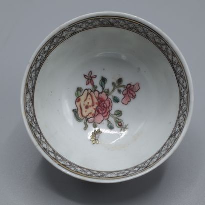 Petit bol en porcelaine à décor de coqs dans...
