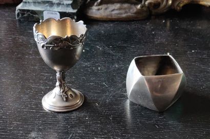 Un coquetier en argent et un rond de serviette.

Poids...