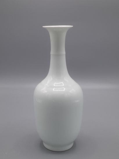 Vase en porcelaine de Chine blanche à long...