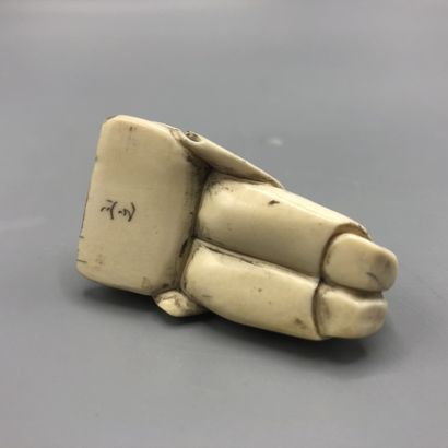 Netsuke en ivoire sculpté représentant un...