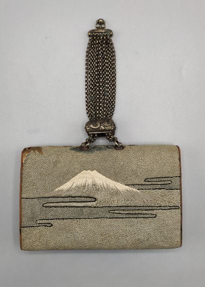 Minaudière en soie brodée à décor de singes...
