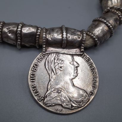 Collier d'apparat orné d'un médaillon central...
