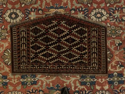 Petit tapis pentagonal à décor de losanges...
