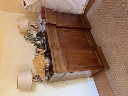 Buffet en placage d’acajou ouvrant par trois...