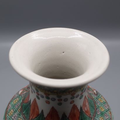 Vase rouleau en porcelaine à décor de quatre...
