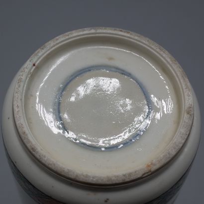 Vase rouleau en porcelaine à décor de quatre...