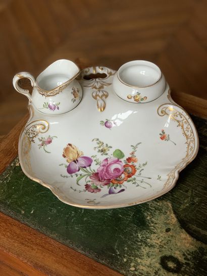 Nécessaire de forme coquille en porcelaine...