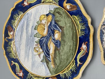 Paire d'assiettes en faïence à décor polychromes...