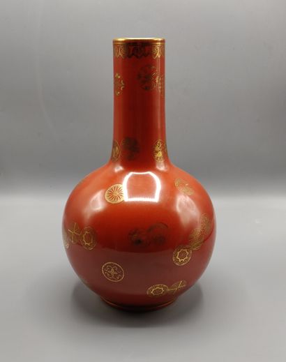 Vase balustre en porcelaine de Chine à couverte...