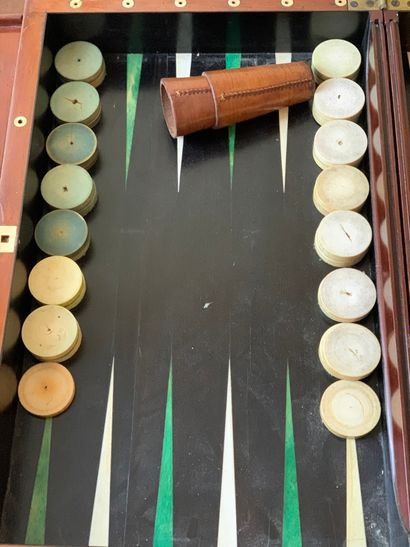 Table tric trac pliant en acajou et placage...