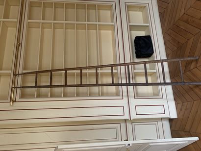 Deux échelles de bibliothèque en bois naturel,...