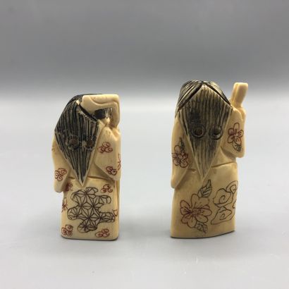 Deux netsuke en ivoire sculpté représentant...