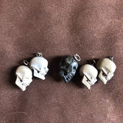 Cinq têtes de mort en pierre dure sculpt...