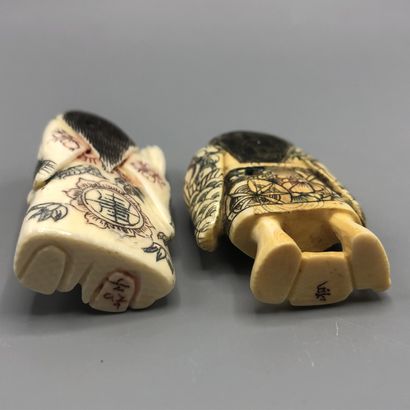 Deux netsuke en ivoire sculpté représentant...
