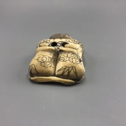Netsuke en ivoire sculpté représentant un...