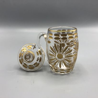 Moutardier en verre ciselé et doré à motifs...