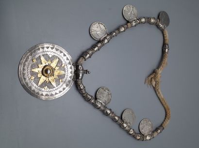 Collier d'apparat orné d'un médaillon central...