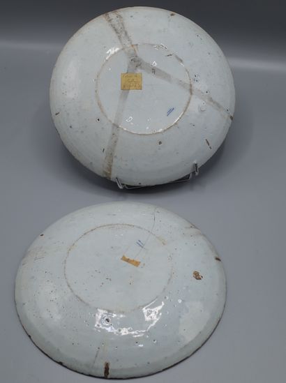Deux assiettes en porcelaine de chine à décor...