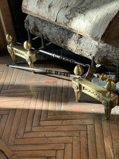 Paire de chenets à décor de balustrades surmonté...