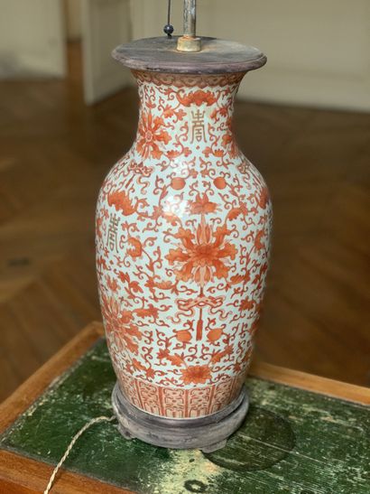 Vase en porcelaine de chine blanche à décor...
