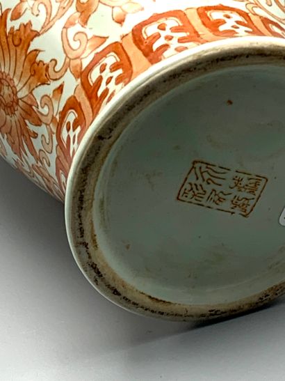Vase en porcelaine de Chine de forme balustre...