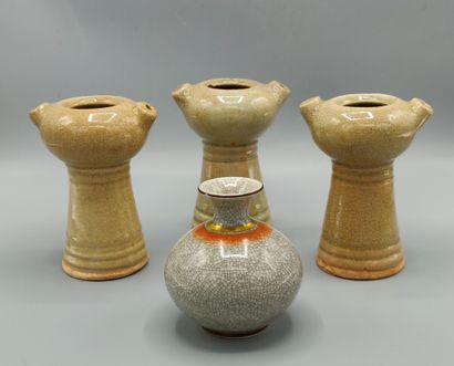 Trois lampes à huile en porcelaine craquelée...