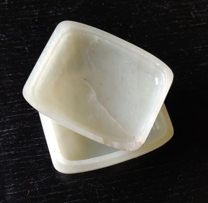 Petite boîte une en jade, le couvercle à...