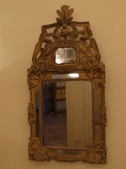 Miroir à parecloses en bois doré et sculpté...