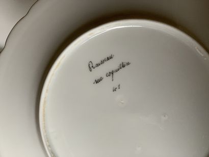 Partie de service à dessert en porcelaine...
