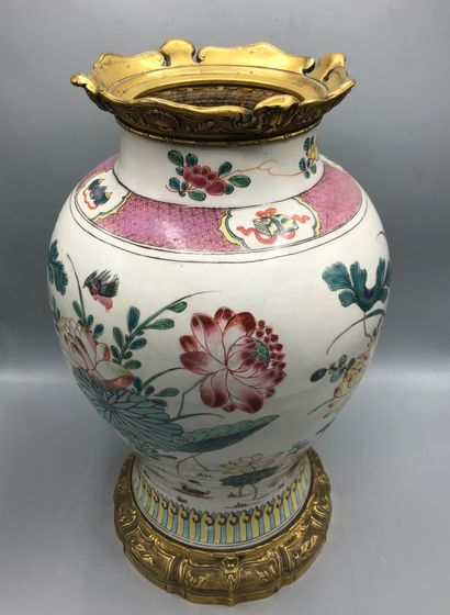 Vase en porcelaine de chine de forme balustre...