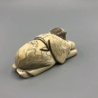 Netsuke en ivoire sculpté représentant un...